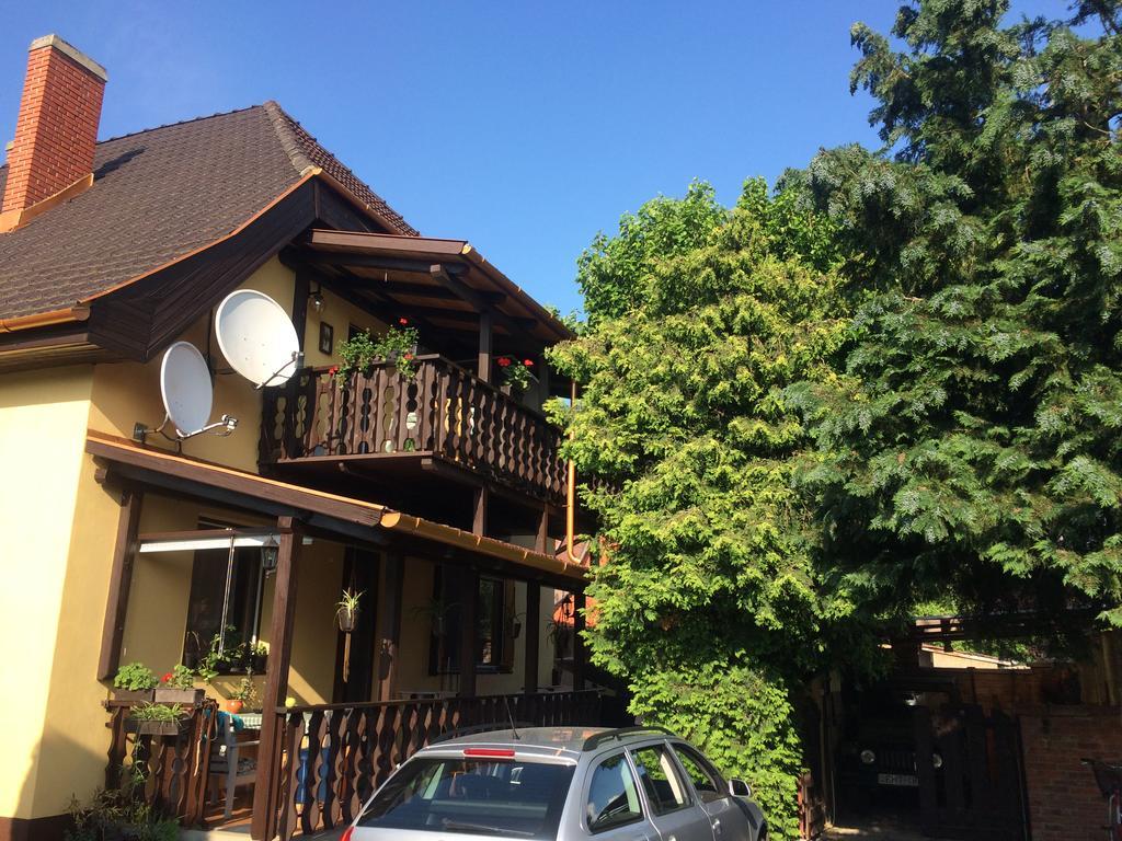 Emi Vendeghaz Hotel Balatonszemes Exterior photo