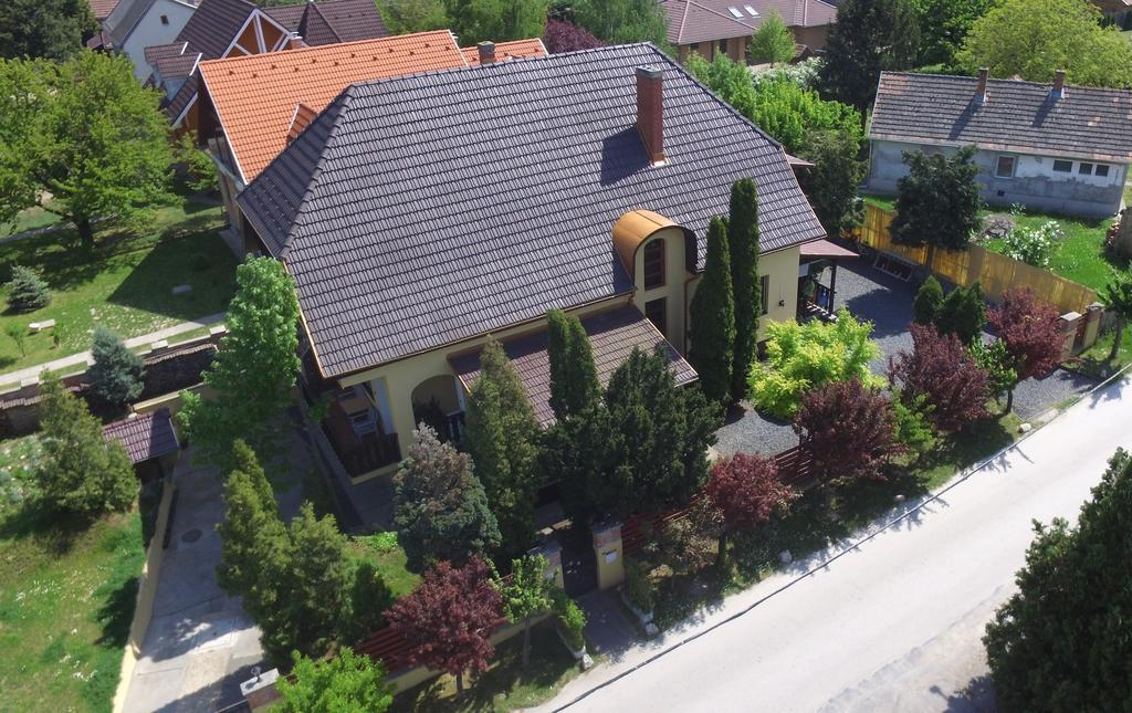 Emi Vendeghaz Hotel Balatonszemes Exterior photo