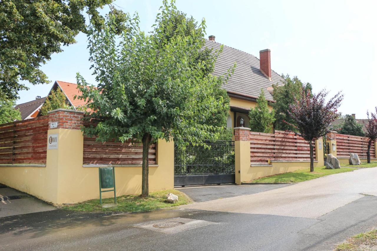 Emi Vendeghaz Hotel Balatonszemes Exterior photo