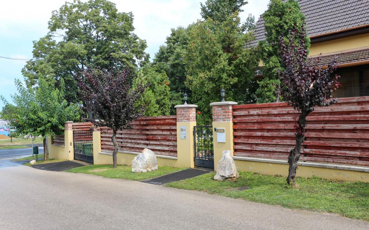 Emi Vendeghaz Hotel Balatonszemes Exterior photo