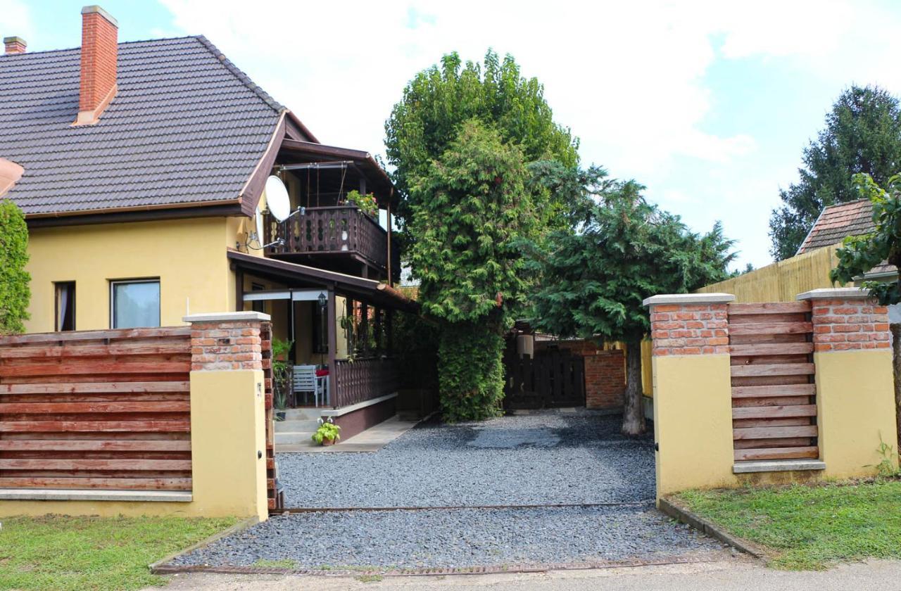 Emi Vendeghaz Hotel Balatonszemes Exterior photo